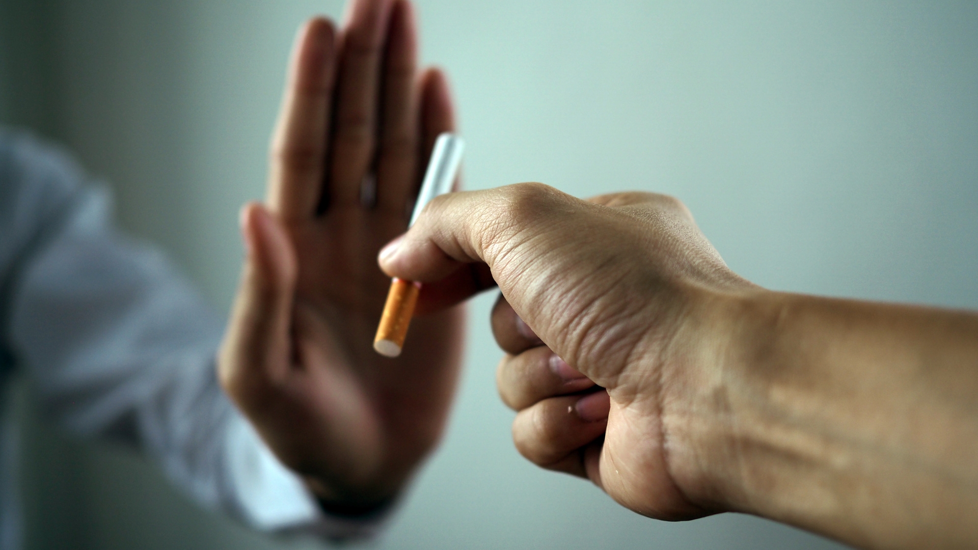 Sigara kullanmayı bırakmalıyız.